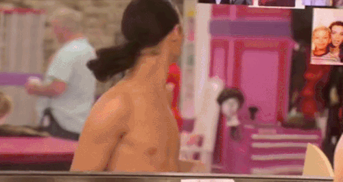 isleptwithallyourmothers:  When Kennedy Davenport tries to read you in the untucked lounge while wearing a glittery chicken costume. 
