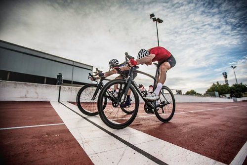 apisonadora60: “Red ones go faster”- True? by GripGrabPre-order our cycling clothing now bit.ly/2A35