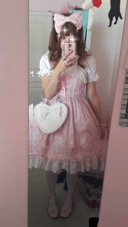 skoolkill:dream dress!! I have the worst dead fish eyes in the first photo.
