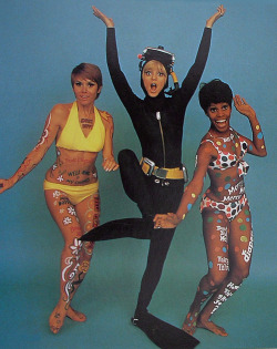 indypendent-thinking:  Judy Carne, Goldie Hawn &amp; Chelsea Brown in Rowan &amp; Martin’s Laugh-In -1968-69 