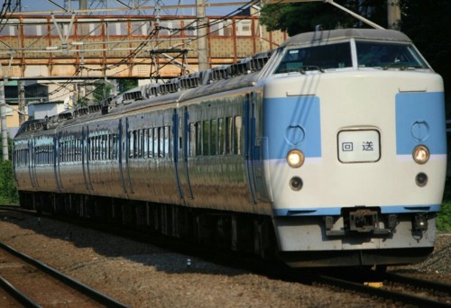 【４９１】東京を 貫く線で 撮りけるは 特に急ぐる 電車なりけり