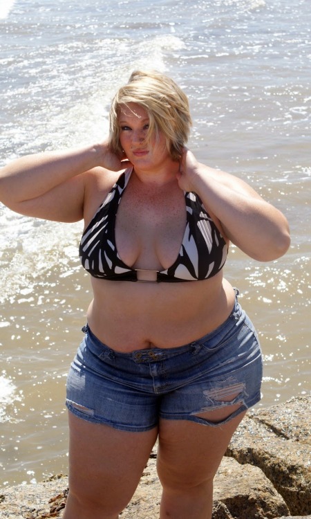 bigmofrigga:  vaboi82:  #bbw #thickthighs #thick #sexy #chubby #pawg  She is amazing.
