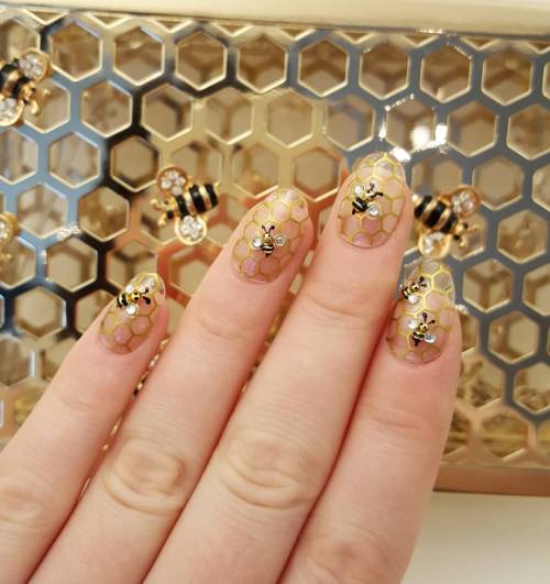 4a0000:10blankcanvases:Shana tova!!Happy new year nails with golden honey bees. ✡✡Bag @skinnydiplond