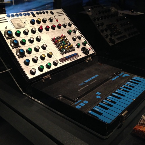 David Bowie’s (via Brian Eno) EMS Synthi used on Low and Heroes. Photo’s snapped by Chicago synthesi