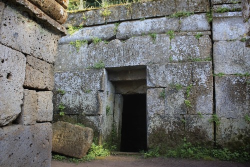 hybrisoul: The Etruscan Necropolis of Crocifisso del Tufo, Orvieto 6th century BC Orvieto was an Etr