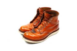 red-wing-shoes-taiwan:  Red Wing - 犬標復刻#9871 in Gold Russet “Sequoia” leather. 此雙犬標復刻為2011年秋冬於日本市場獨家上市，連同6吋方頭的9875以及Pecos 9866一起發售，也由於Red Wing台北旗艦店於2012年3月成立時，正式引進台灣。此鞋款特別之處在於全新考究的皮革色，以求忠實復刻Irish