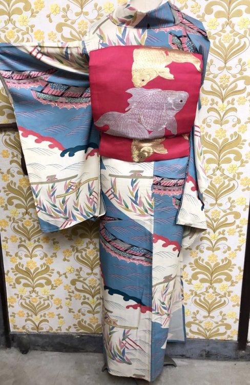 tanuki-kimono:Lively antique summer kimono, with colorful boats on the waves, paired with a gliterri