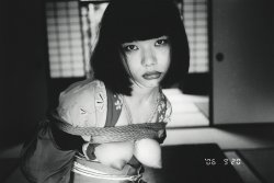 elviraparanoica:  Il desiderio negli occhi/ “I free their souls by tying up their bodies&quot; di  Nobuyoshi Araki