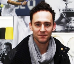 loki-is-loco:  Tom Hiddleston + scarfs