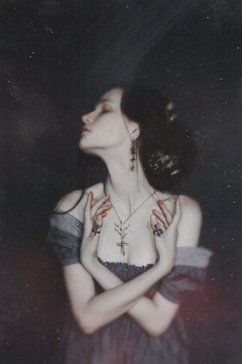 moodyinapinkbow: Moodboard: Aesthetic - Victorian Ophelia. “'Tis in my memory lock’