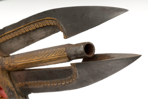 peashooter85:  A katar dagger from India, the blade of which opens to reveal a pistol. Mid 19th century. from Cowan’s Auctions 
