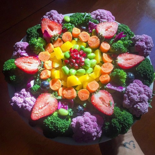 Eat the rainbow! . . . #healthy #healthyfood #veganbowl #salad #plantstrong #vegan #veganfood #clea