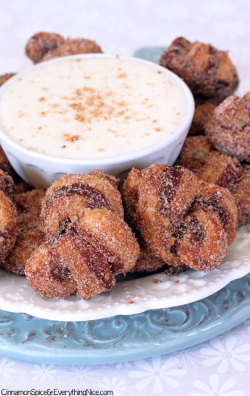 wehavethemunchies:  Cinnamon Roll Puff Pastry Knots with Cream Cheese Glaze 