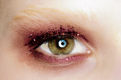 afghanqueen:  spunkh:  -balenciaga:  Makeup at Prada Ready to Wear F/W 2009.   x  Oy so beautiful