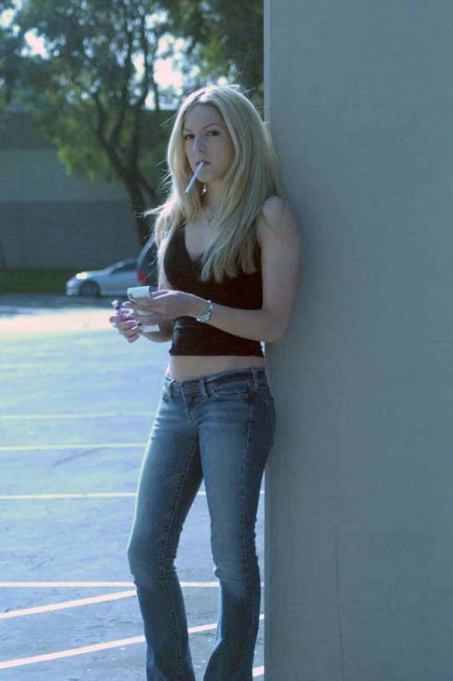jlon33:  mothers…if you smoke…raise your daughter to smoke with class and style…no corks….you desire a pretty elegant all white Virginia slims!!!!