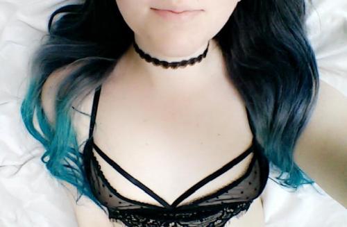 misswylde:  lil choker    still reblogging old faves and realizing that all of my cute lingerie and chokers are missing