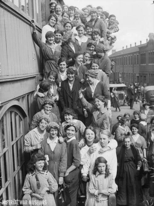 Workers at an aircraft factory in Birmingham (England, September 1918).