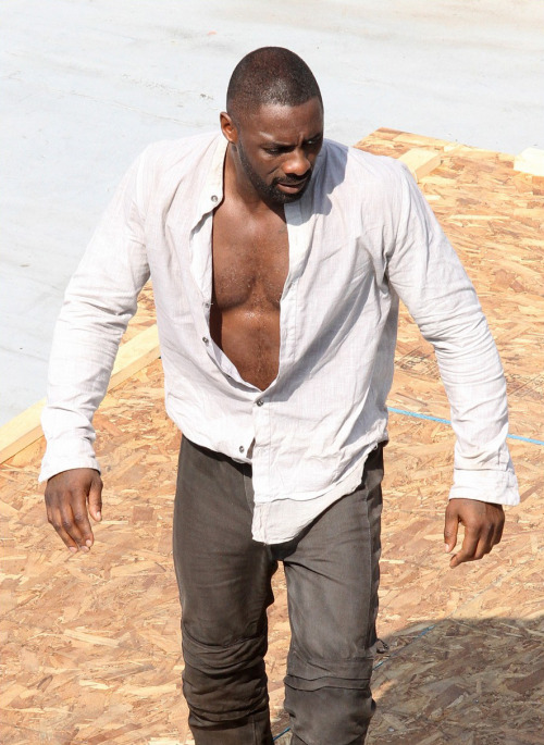 dailydris:Idris Elba on set as Roland Deschain in “The Dark Tower”(Faints.). (Again.)Seriously, ough