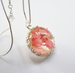 princess-of-versailles:  flower necklaces on etsy 