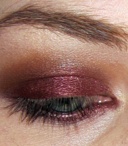 thegolddig:  Harlot eyeshadow- deep burgundy wine w/ copper &amp; burgundy glitter(more information, more etsy gold)