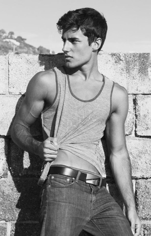 undie-fan-99:  He couldn’t help but spy over the wall and see something to make him wanna pull at his shirt some 