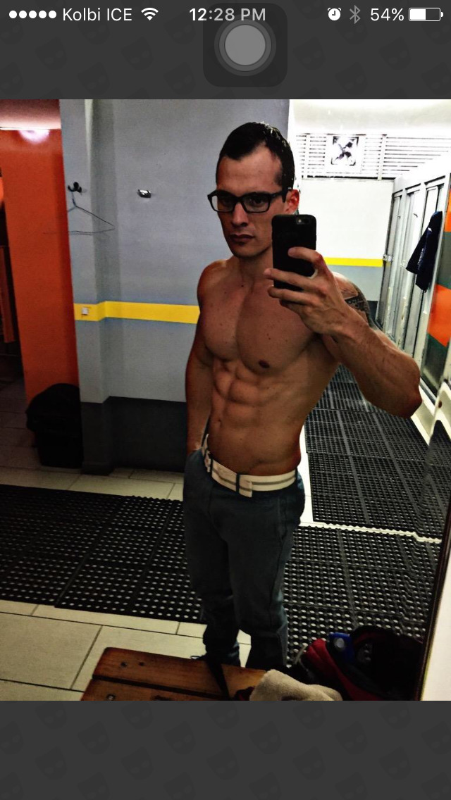 grindrsjo:  BISEXUAL VERSÁTIL de Santo Domingo por la McDonald’s.