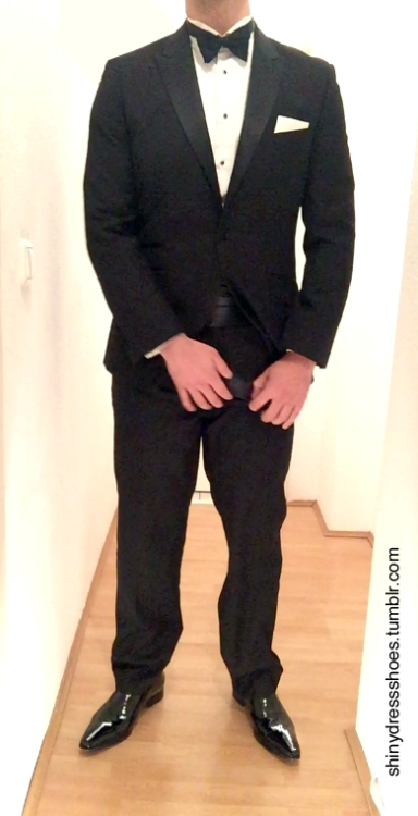 shinydressshoes:  tuxed UP