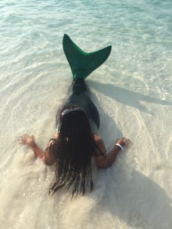 ba7arstateofmind:  shimo-dasa:  Write your secrets in the sand &amp; trust them with a mermaid~  omg omg a mermaid
