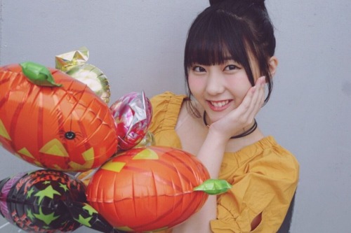 soimort:  田中美久 - Weibo - Sat 14 Oct 2017  49thの握手会終わりました！ The handshake event for the 49th single has ended! 最近は、握手会でサインカードや2ショットなど色んな企画物をやったりするんですが今日はハロウィンバージョンでした
