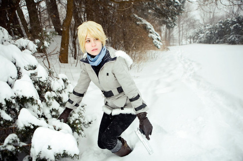 clairetankian:  straywind:  Photoset of Edonia Sherry Birkin (Resident Evil 6) Sherry’s coat by Ammi