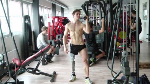 betterofallevils:  feelthe-mornninglightt:  betterofallevils:  beautifulfuckingmen:  acoast:  Best motivation for the gym ever  ♚ Follow for more beautiful men! ♚  I stared at this pic for a while before I realized what I thought was wrong with it.