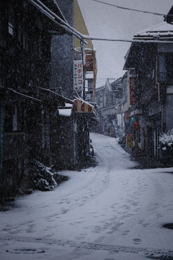 japan-overload:  SNOW DAY by shimaonsen on Flickr. 