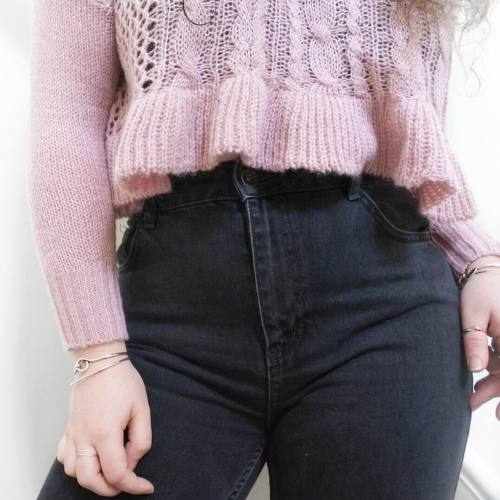 Obsessed with cute knitwear right now #ootd #cute #ruffletrim #pink #momjeans #curves #fblogger