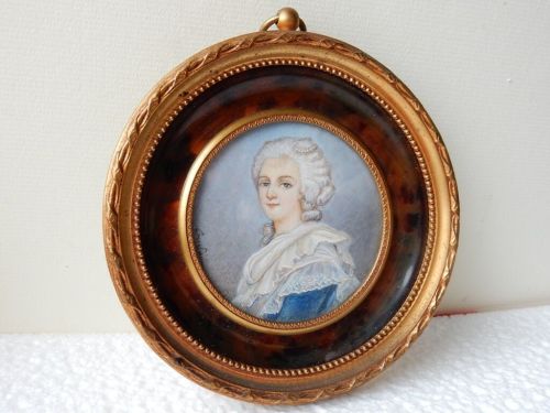 A vintage miniature of Marie Antoinette, after an 18th century portrait. [source: nouti78/ebay]