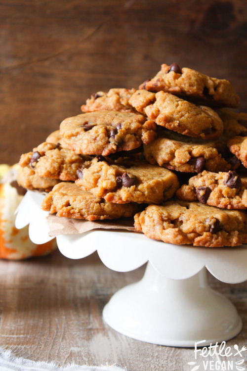 tinykitchenvegan:Vegan Pumpkin Chocolate Chip Cookies