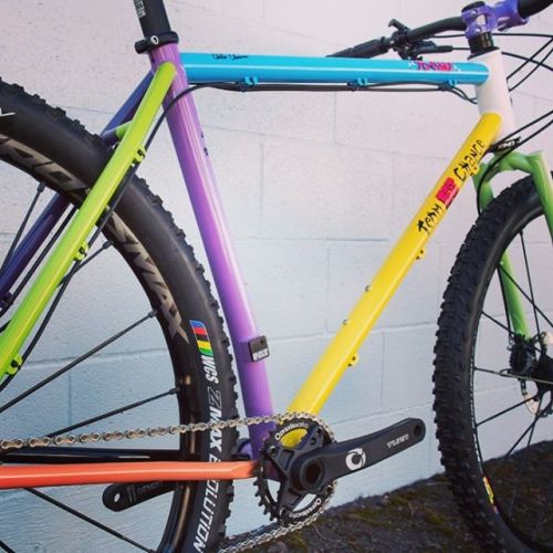 tianmou: aces5050: (via @fatchancebikes)  fantastic colours!