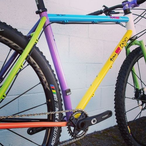 tianmou: aces5050: (via @fatchancebikes) fantastic colours!