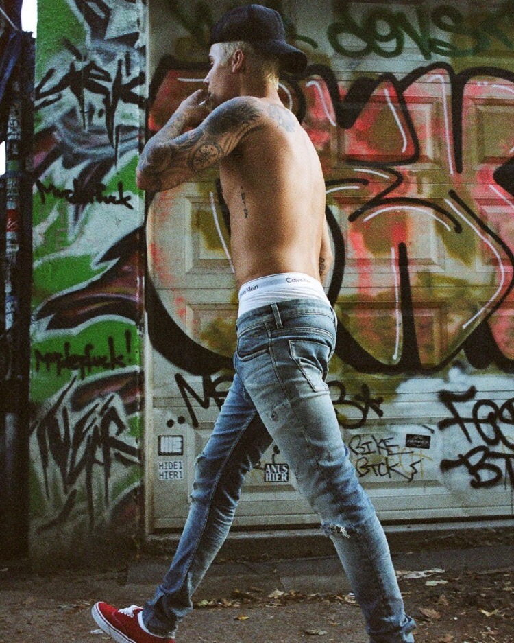 50slave: purpose-tour: he got a bigger ass than some girls out there Justin a un