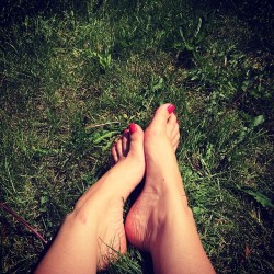 ifeetfetish:  Monday in the sun #toes #toelove