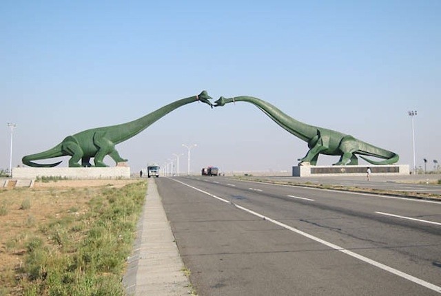 libertineangel:mouchefska:  What If we kissed under the dinosaurs kissing statue