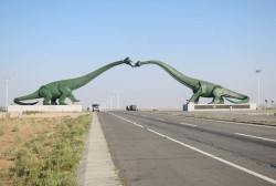 libertineangel:mouchefska:  What If we kissed under the dinosaurs kissing statue    You would probably get hit by a car but such is the risk of love