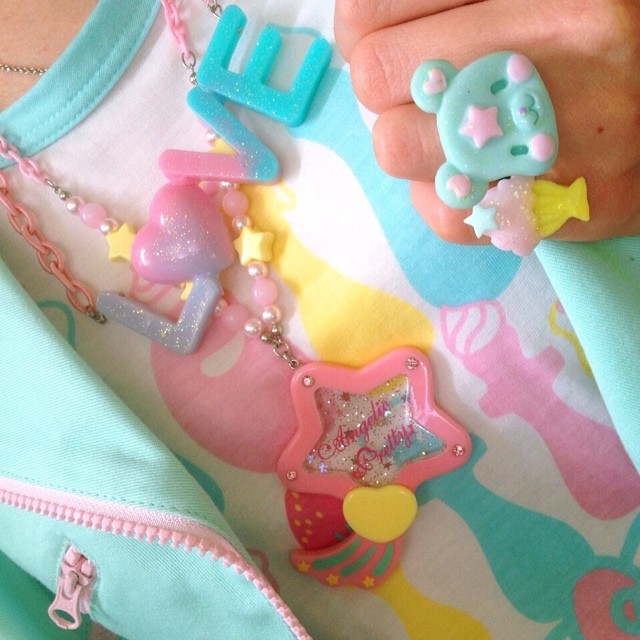 knittedrainbow:A detail shot of my outfit!