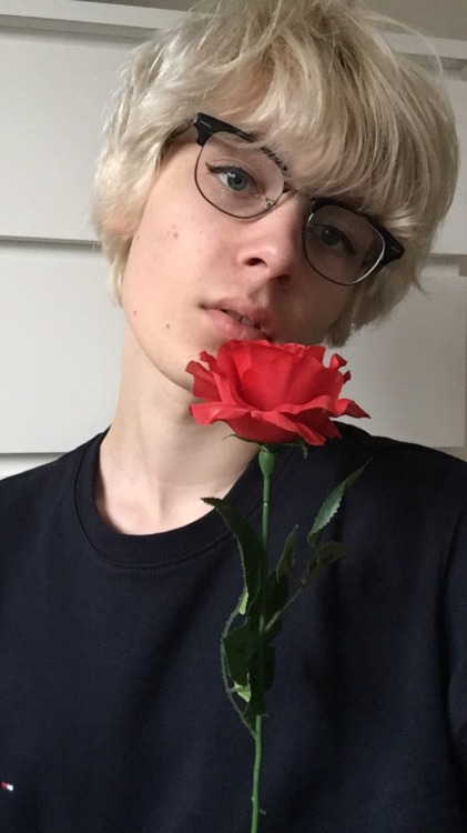 jxnecrocker:im 18 now, which means i can legally eat flowers!!!!!!