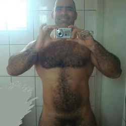 yoquierouno:  Hairy man  Handsome man with