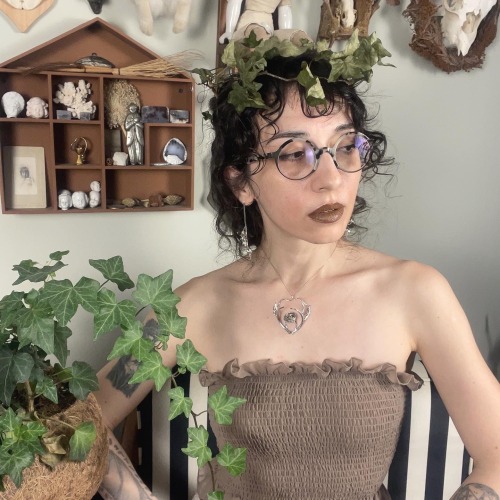 moonandserpent:Nest crown necklace consists of silver bird nest, antlers and ivy garland, gold plated brass eggs.Hand carved by Moon and SerpentFor more, please follow my Tumblr or Instagram