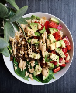 kate-loves-kale:  Lunch time 👅 a bed of baby spinach with brown rice, green lentils, red bell pepper, avocado, and a lemon chili chickpea sauce ☺️️ 