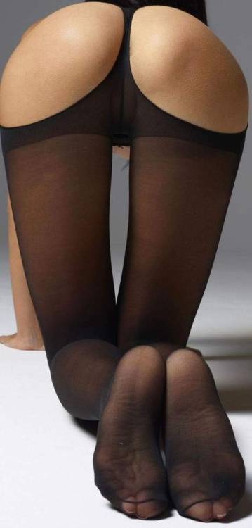 thejohnnybgoode: hot looking pantyhose. i want to spank her ass