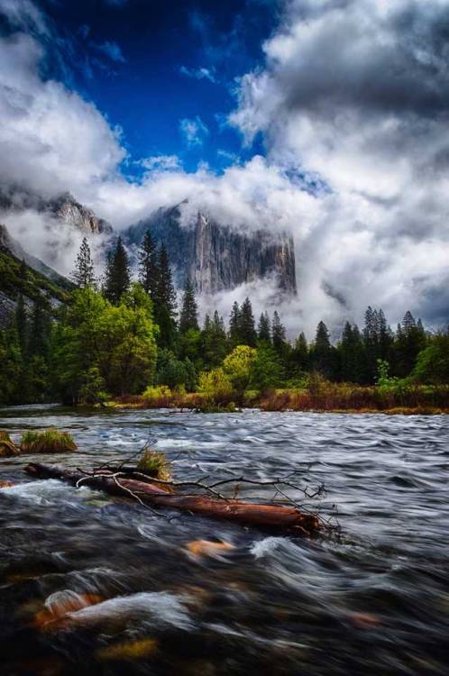 travelgurus:Storming The Gates of the Valley by James Forbes at Yosemite ValleyFollow @travelgurus f