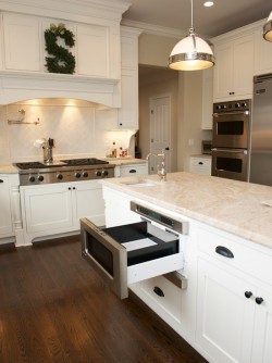 houseandhomepics:  kitchen by East Hill Cabinetry http://www.houzz.com/photos/1127541/CrotonKitchen26-traditional-kitchen-new-york