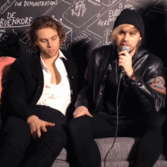 wastethemuke:  these two cannot keep their hands off each other